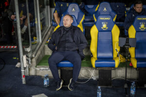 Steve Cooper sidder på bænken under en Brøndby-kamp