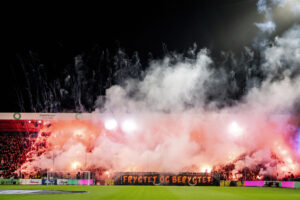 Brøndbys fans affyrer pyro i Odense.