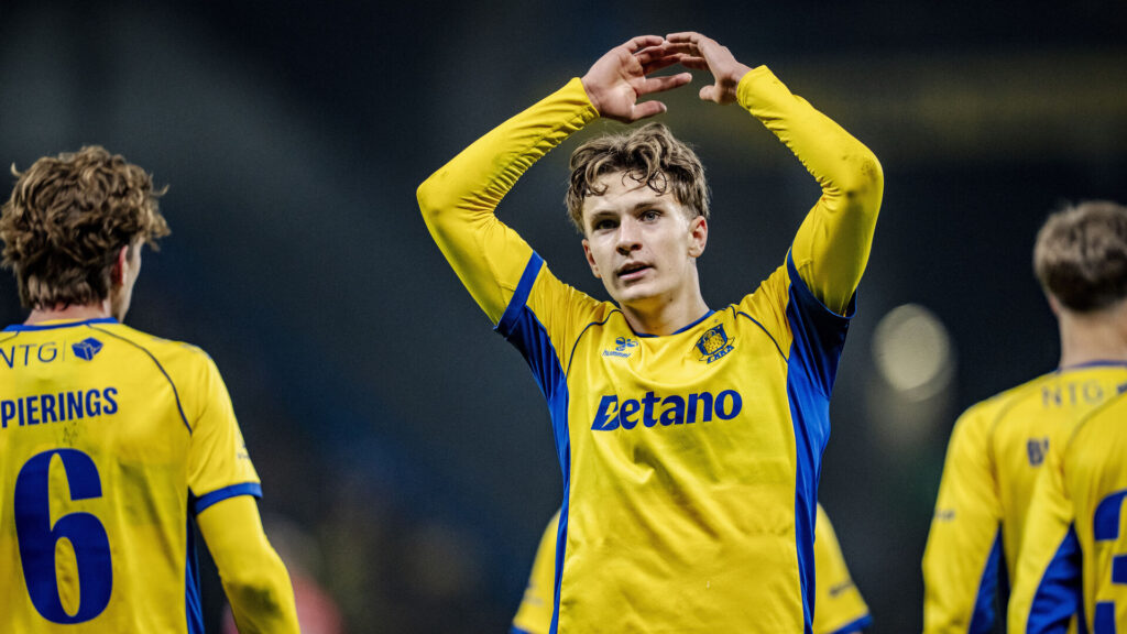 Brøndbys Jacob Ambæk med begge arme over hovedet.