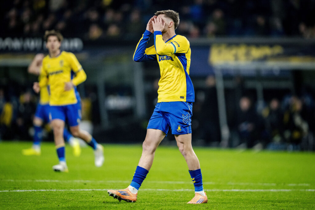 Marko Divkovic med ansigtet i hænderne.