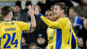 Nicolai Vallys giver highfives