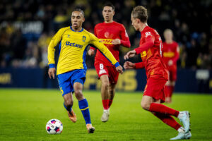 Noah Nartey dribler med bolden under en kamp for Brøndby