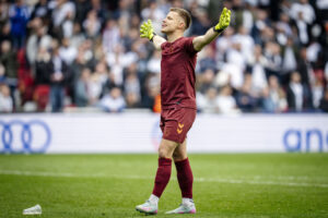 Patrick Pentz jubler ud mod Brøndby-fansene