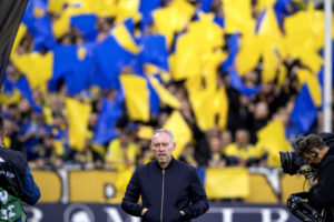 Steve Cooper går foran fans med hænderne i lommen.