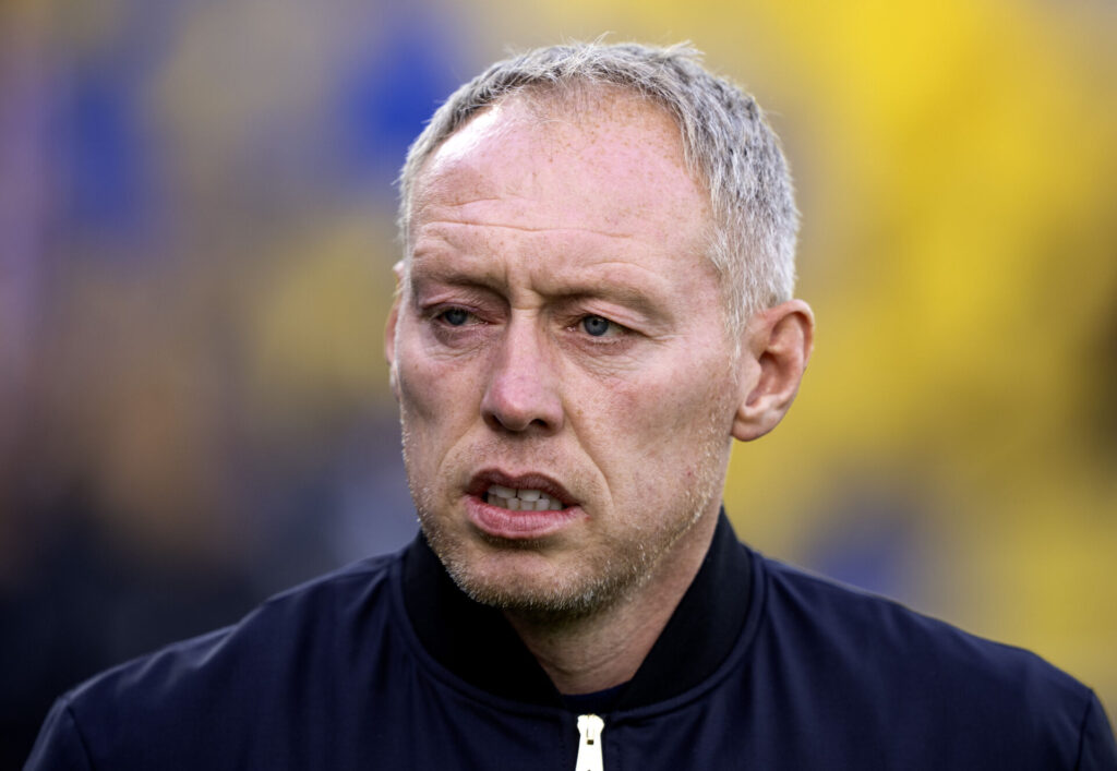 Cooper kigger til venstre