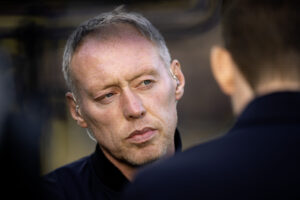 Steve Cooper kigger til sin venstre side.