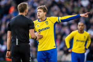 Nicolai Vallys med dommeren i Parken.