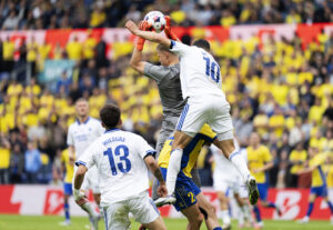 Patrick Pentz griber bolden under en kamp mellem Brøndby og FCK.