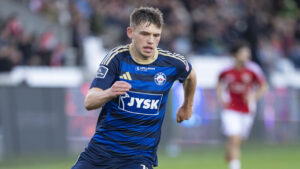 Callum McCowatt dribler