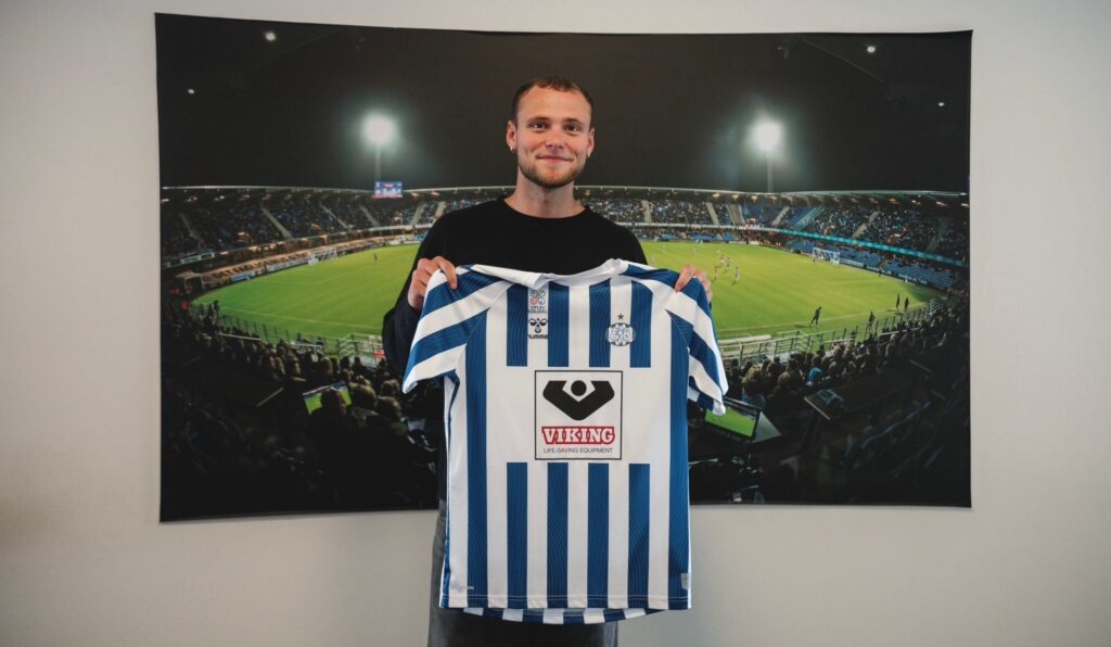 Benjamin Hvidt præsenteres med en Esbjerg fB-trøje.