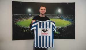 Benjamin Hvidt præsenteres med en Esbjerg fB-trøje.