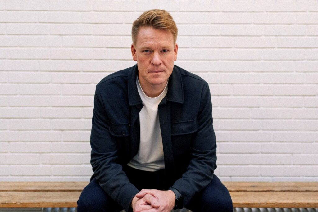 Carsten Lektonen sidder på en bænk i OB.