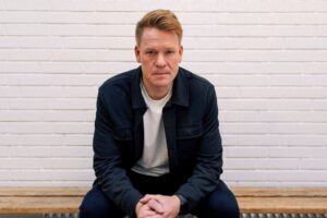 Carsten Lektonen sidder på en bænk i OB.