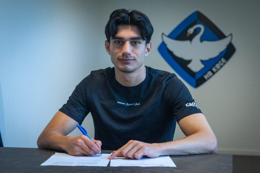 Efe Bayrak underskriver ny aftale