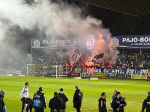F.C. Københavns fans fyrer pyro af i pokalkampen i Hobro.