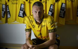 JOhan Larsson sidder på en bænk med Elfsborg-trøjer i baggrunden.