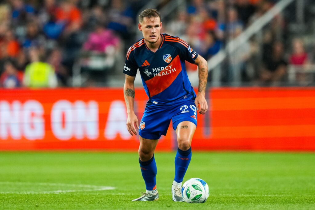 Lukas Engel med bolden for fødderne i FC Cincinnati.