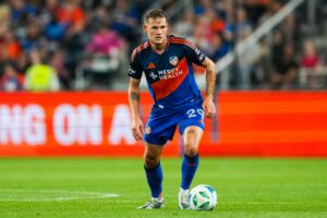 Lukas Engel med bolden for fødderne i FC Cincinnati.