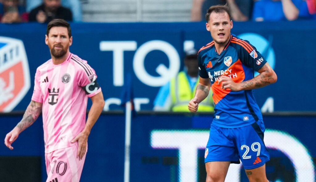 Lukas Engel i duel med Inter Miamis Lionel Messi.