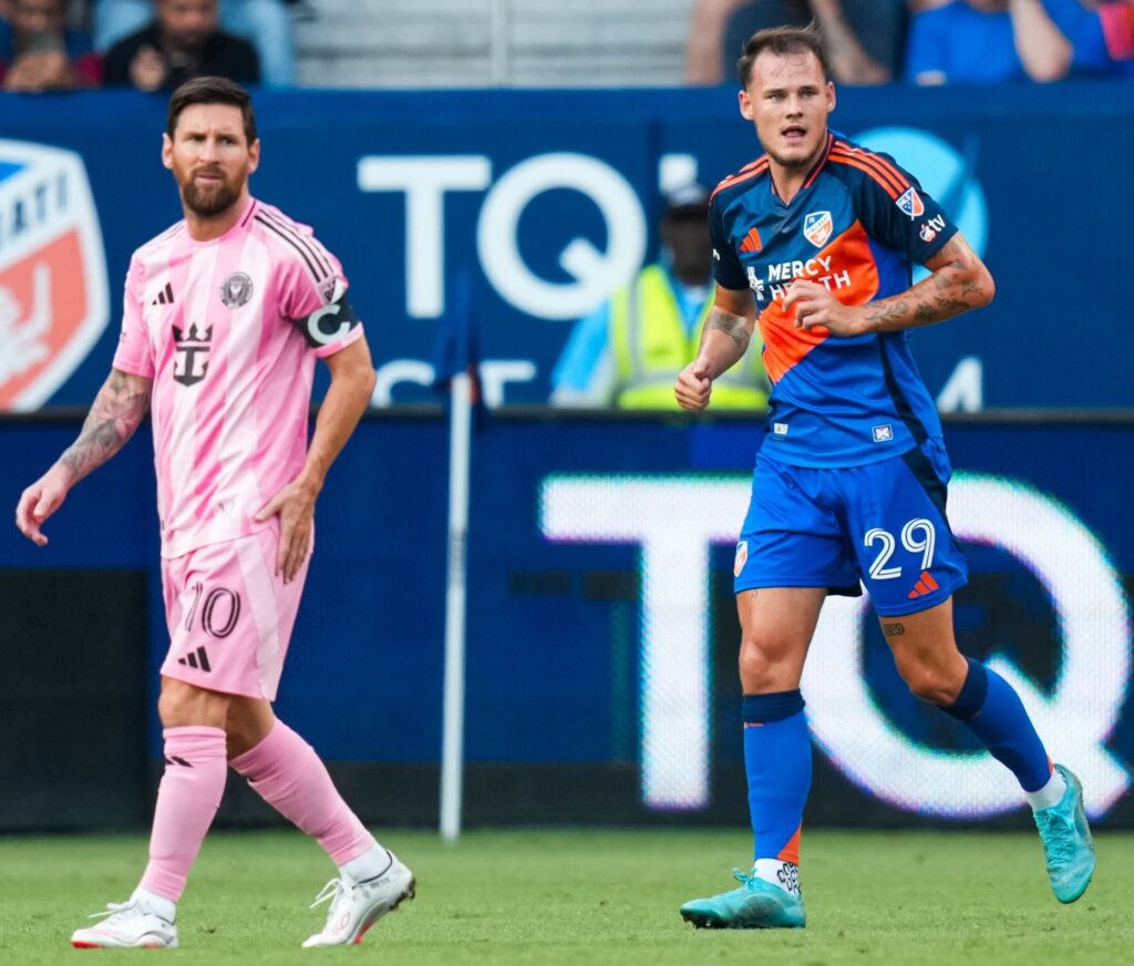 Lukas Engel overfor Lionel Messi i MLS-kamp.