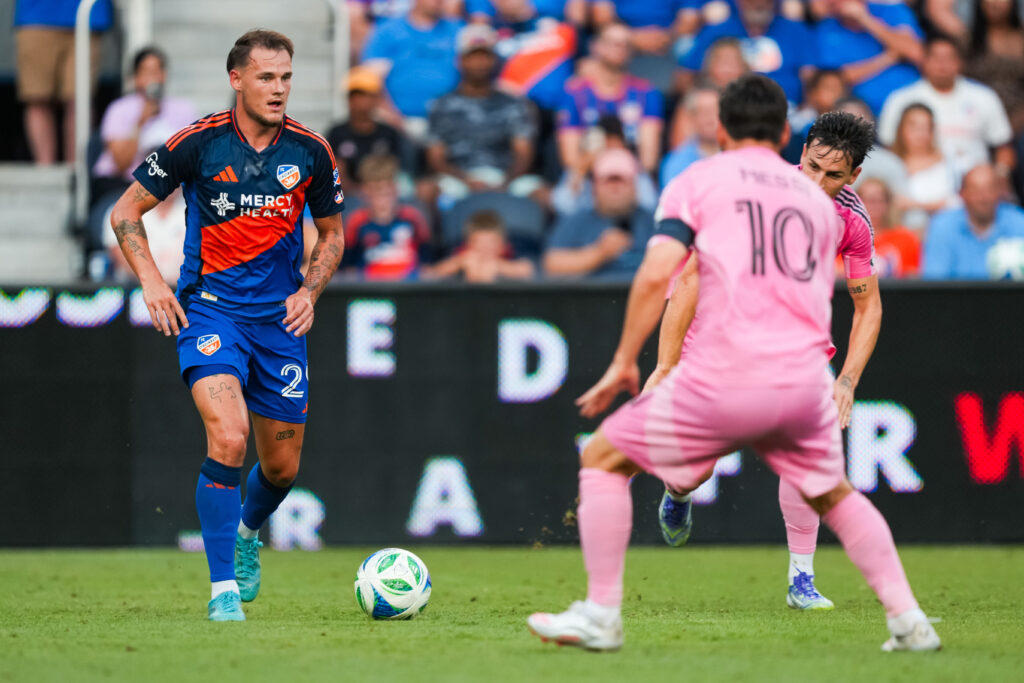 Lukas Engel har bolden for fødderne foran Inter Miamis Lionel Messi.