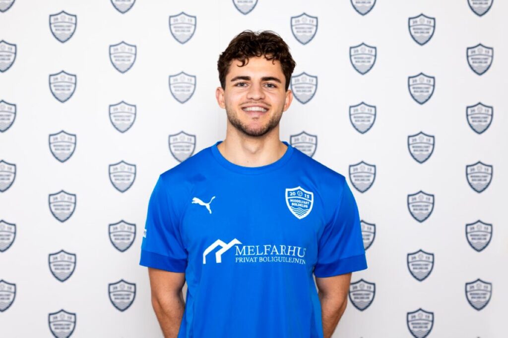 Mads Hansen poserer som spiller i Middelfart Boldklub.