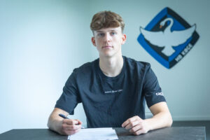 Mads Schütt Rasmussen skriver under på en kontrakt i HB Køge.