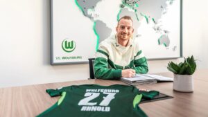 Maximilian Arnold underskriver sin nye kontrakt