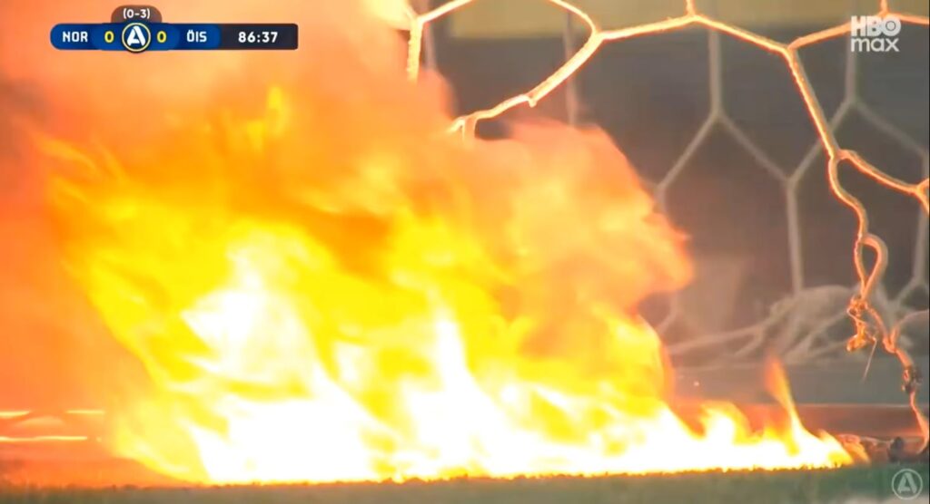 Banen og målnettet brænder i Allsvenskan-nedrykningskampen mellem Norrköping og Örgryte.