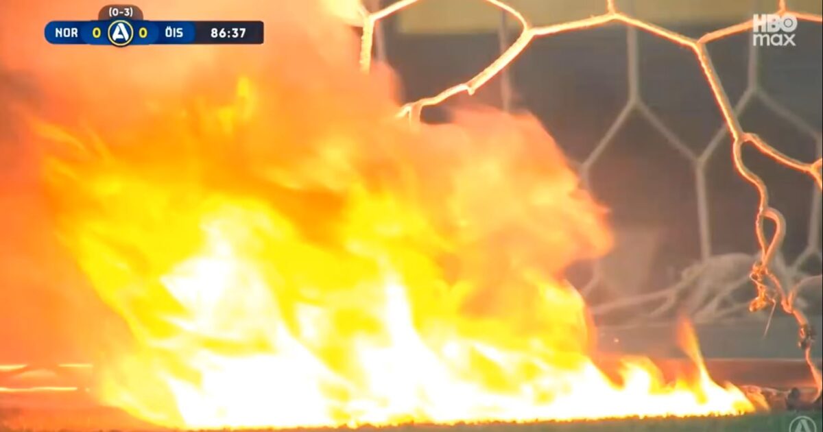 Både bane og mål brænder i svensk skandalekamp Foto: HBO Max