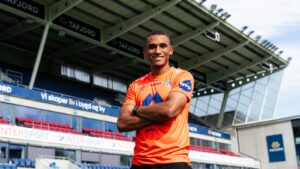 Paul Ngongo med armene over kors ved sin præsentation i norske Aalesund.