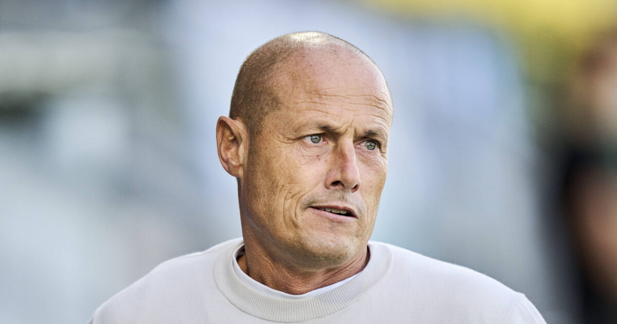 Højer håber på skadet AaB-duo til næste uges topbrag Cheftræner for Aab Steffen Højer før 1. divisionskampen mellem Lyngby Boldklub og AaB på Lyngby Stadion lørdag den 27. september 2025.