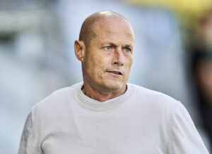 Højer med grå trøje under AaB-kamp