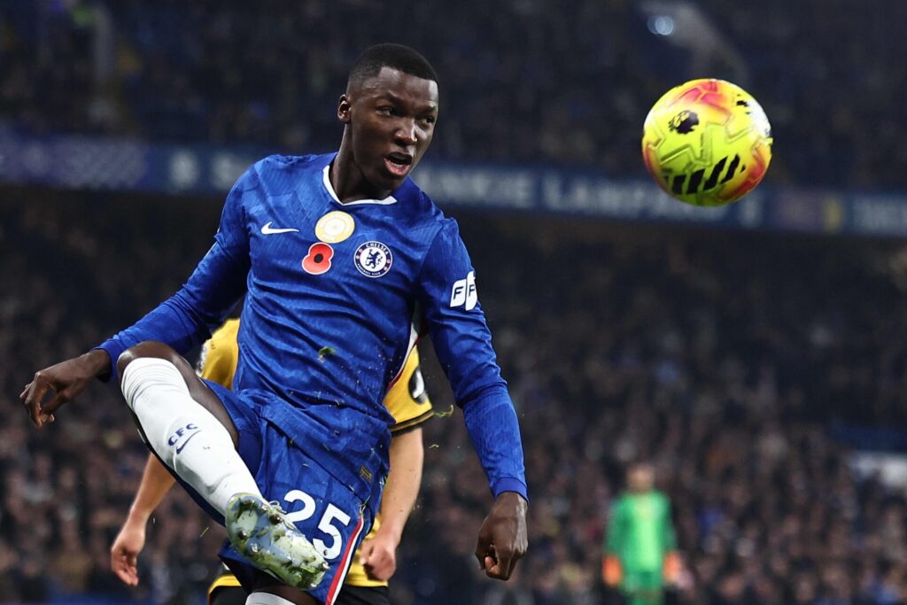 Moises Caicedo prøver at tæmme bolden.