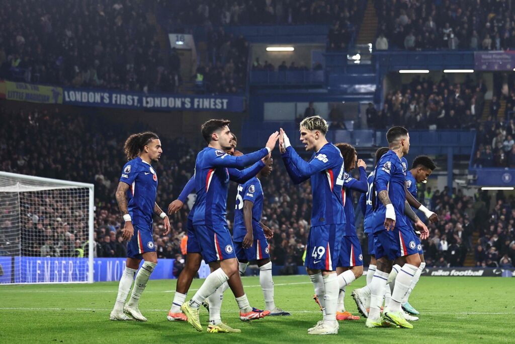 Chelsea-spillerne jubler over en scoring.