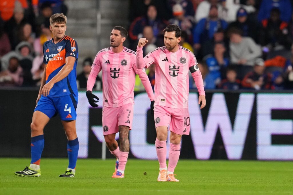 Lionel Messi med en knyttet næve.