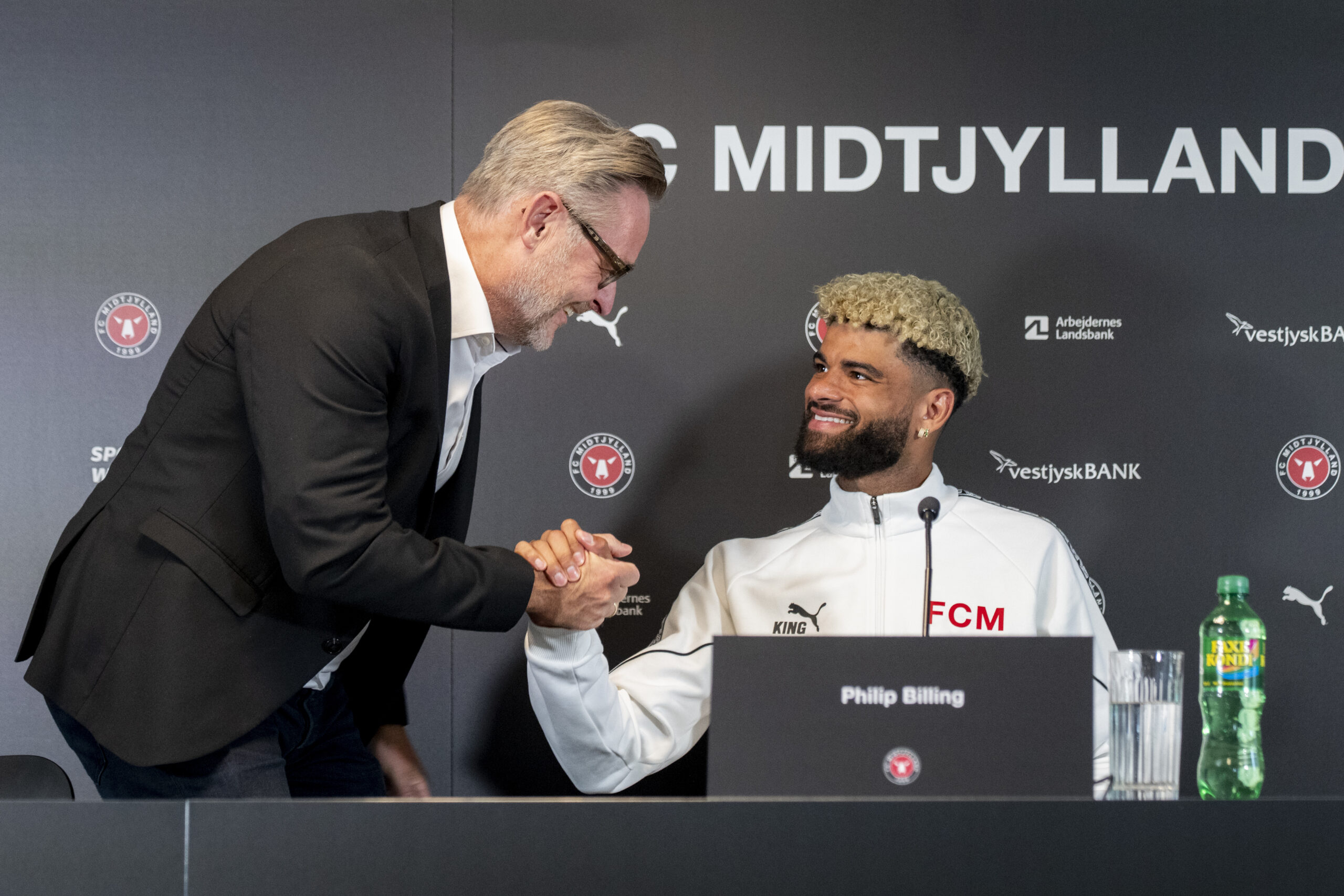 Tænk at vi grinede af Steinlein foto