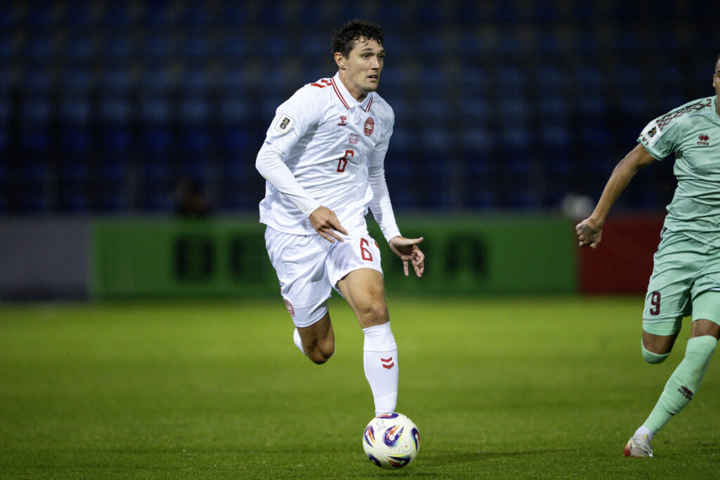 Andreas Christensen på bolden for Danmark mod Belarus.