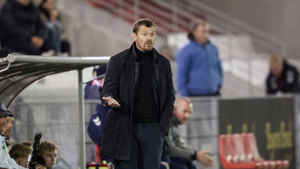 Lars Knudsen står på sidelinjen