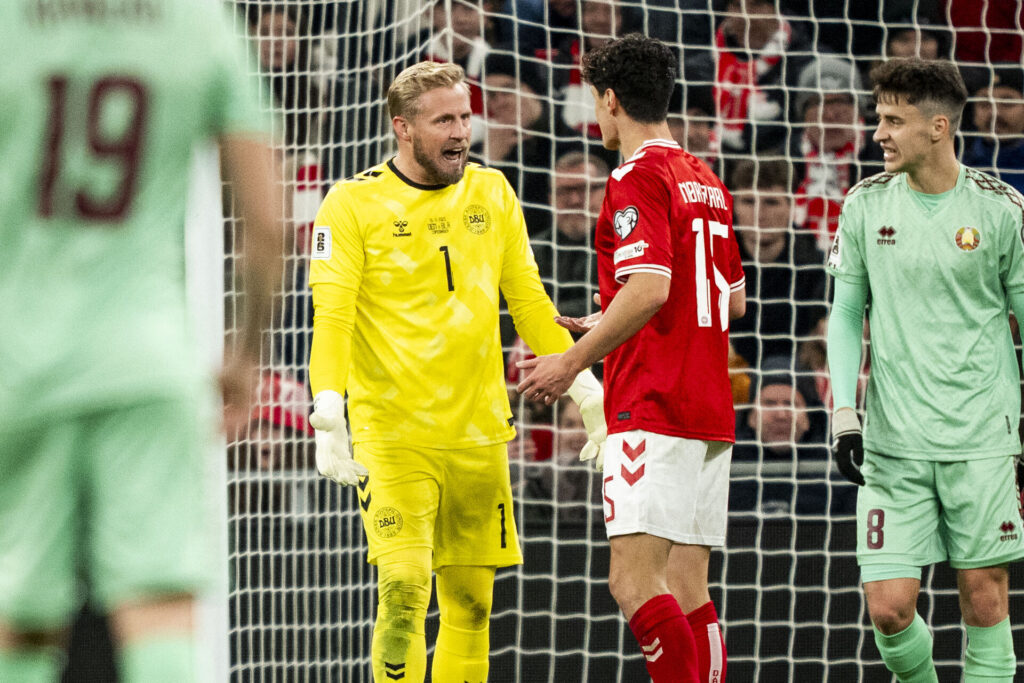 Kasper Schmeichel taler med Christian Nørgaard.