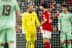 Kasper Schmeichel taler med Christian Nørgaard.