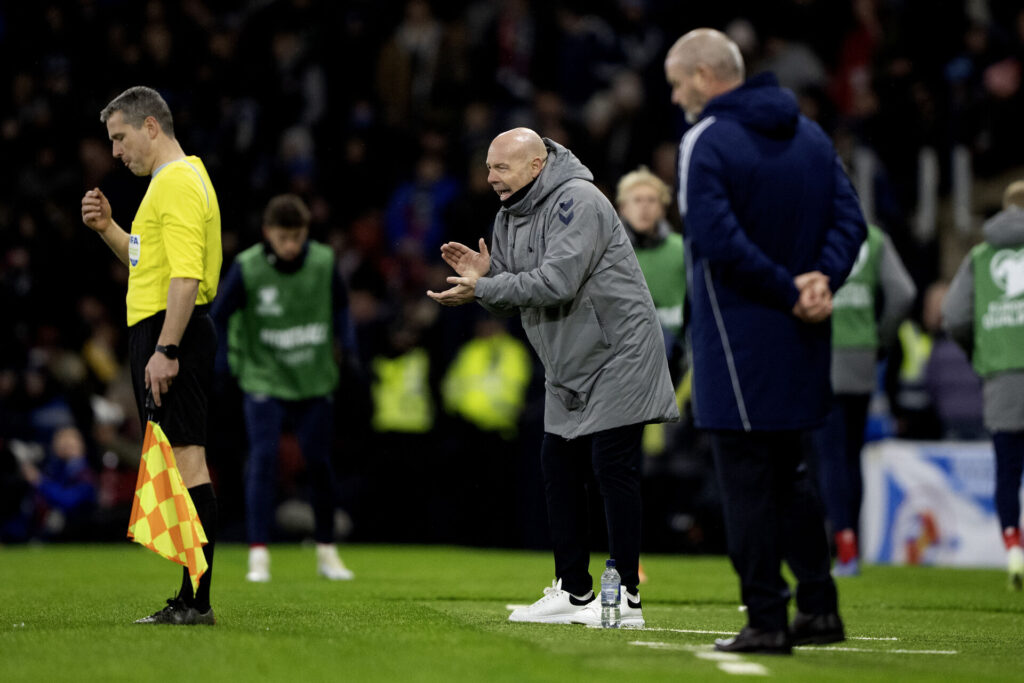 Brian Riemer klapper på sidelinjen.