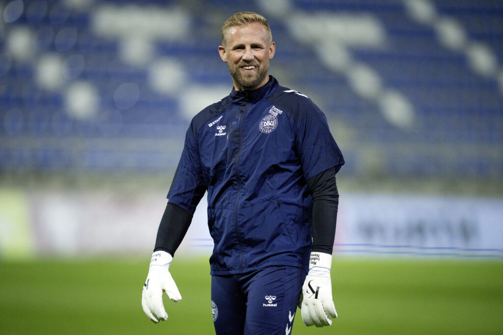 Kasper Schmeichel varmer op til landskamp.