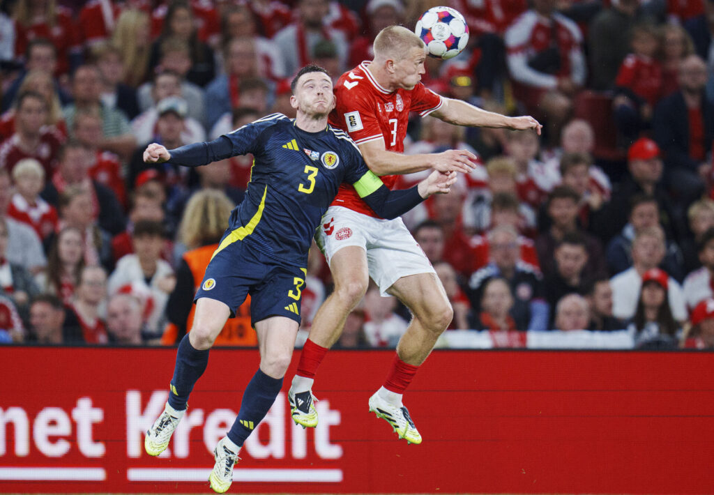 Ander Robertson i hovedstødsduel med Rasmus Nissen Kristensen.