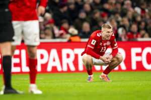 Rasmus Nissen Kristensen sidder på hug.