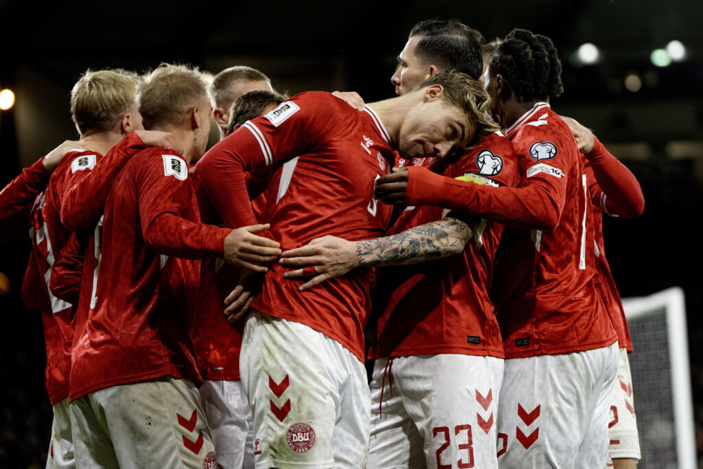 Det danske landshold samlet efter Rasmus Højlunds scoring mod Skotland.