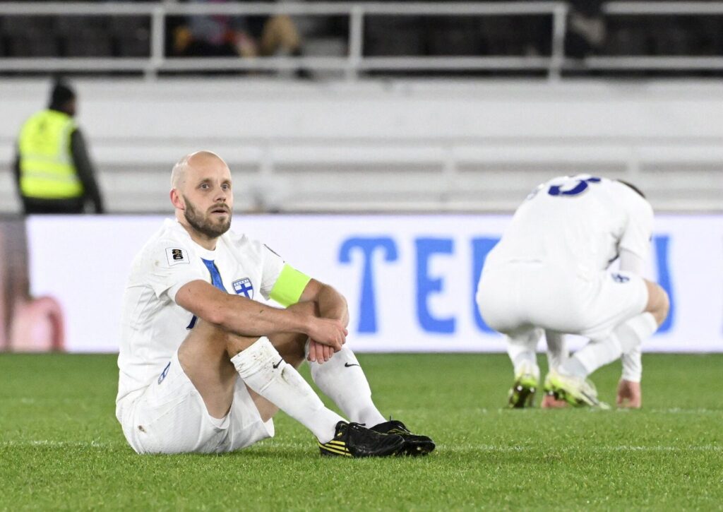 Teemu Pukki sidder på græsset.