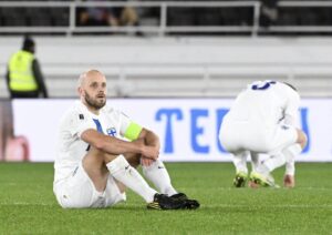 Teemu Pukki sidder på græsset.