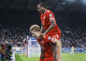 Patrick Dorgu og Rasmus Højlund fejrer scoring mod Grækenland. GREECE: World Cup Qualifier: Greece - Denmark