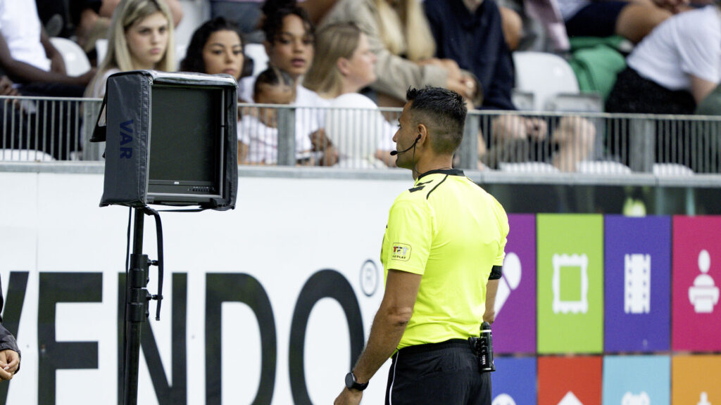 Putros kigger på skærm